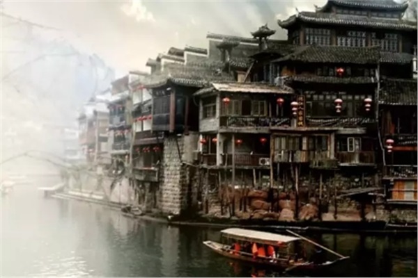 鳳凰古城、晚會(huì)、矮寨大橋、魔鬼玻璃棧道、墨戎苗寨汽車(chē)兩日游