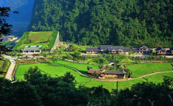 　　D4線：黃龍洞、袁家界、天子山、金鞭溪、夯吾苗寨、鳳凰古城“養(yǎng)心潤肺”之旅品質(zhì)純玩3晚4日游